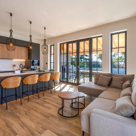 Villa Vista - New Entry 2025