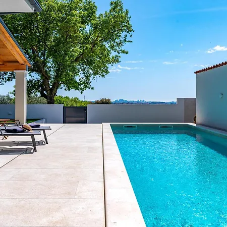Villa Vista - New Entry 2025