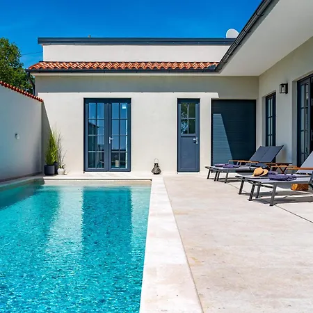 Vista - New Entry 2025 Villa *